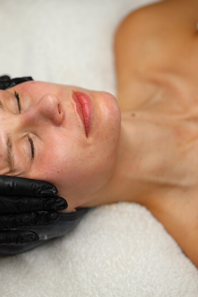 Esteetiline näo-, kaela- ja dekolteemassaaž Ilupai Skincare salongis Pärnus